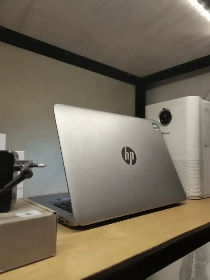 Laptop HP dan charger di rak Harapan Komputa